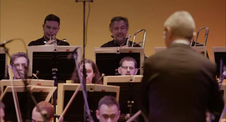 EGCH ORQUESTA CON DIRECTOR.jpg